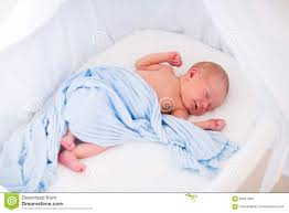 Produziert in deutschland, genauer gesagt: Nettes Neugeborenes Baby Im Weissen Bett Stockfoto Bild Von Morgen Portrait 63017064