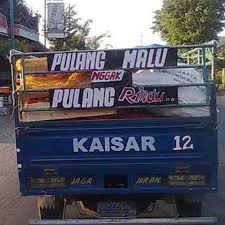 Nyatanya hal seperti ini juga ditemui di sepeda motor, terutama milik kurir barang. 10 Tulisan Di Bak Truk Ini Lucunya Bikin Ngakak Seharian Mobimoto Com