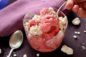 Cette recette de base peut être réalisée en version gourmande avec des pépites de chocolat, des noix, noisettes ou amandes effilées, un. Comment Faire Une Glace Minute Sans Sorbetiere