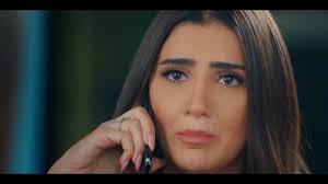 تحاول بيلا التي تعمل في مكتب استشارات لعلاقات الحب والزواج بأساليبها الملتوية التوفيق بين شاب يعمل مهرجا في السرك مع الفتاة التي يحب. K87brfh1pqsnvm