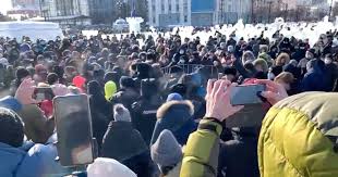 Массовые протесты в сибири и на дальнем востоке. V Rossii Nachalis Pervye Mitingi V Podderzhku Navalnogo Lyudej Zaderzhivayut I Byut Dubinkami Mir Tch Ua