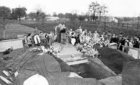 Man o' War died on November 1, 1947. He was embalmed and placed in a casket  lined with the Riddle colors. His funeral was broadcast live on NBC Radio.  Lexington Board of
