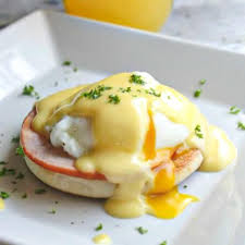 How To Make Eggs Benedict In 2020 Eggs Benedict Poached Eggs Bacon