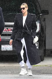 Hailey bieber joined her husband justin in paris and it seems like fans can't get over their street style. Thanks To Hailey Bieber This Is How Everyone Will Wear Sweatpants In 2021 Fashion Pants Fresh Outfits Sweatpant Outfits