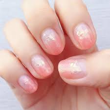 曖昧フレンチネイル きっちり境目をつくらずに 爪の半分ぐらいまで ピンクとゴールドのポリッシュを適当にぬって 境界辺りに乱切りホロを乗せてます トップコートをたっぷり塗ってプルプルに canmake 46 rmk ex38 エレガンス 100 セルフネイル シンプル