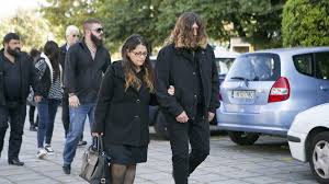 Ολοκληρώθηκε λίγο πριν τις 12.00 το μεσημέρι η δίκη για τον θάνατο του βαγγέλη γιακουμάκη. Entash Sth Dikh Giakoymakh Baggelh Moy Diapragmateyontai Thn Apwleia Soy Fwnaze H Mhtera