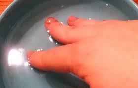 How To Remove Acrylic Nails The Right Way At Home Tear pieces of aluminum foil and wrap them around the tips of your if you feel resistance, keep it wrapped for another five to seven minutes.