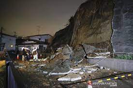 Pada tahun 2011, terjadi sebuah gempa bumi yang sangat kuat di perfektur tohoku akibat dari pergeseran lempeng tektonik. Gempa 7 2 Magnitudo Guncang Jepang Sebabkan Tsunami 1 Meter Antara News