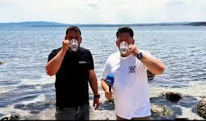 Кметът на Приморско изпи чаша морска вода в ефир, за да докаже колко е чиста - Lupa BG