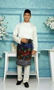 The two parts are made out of the same type of fabric which is usually c Baju Melayu Cekak Musang Putih Men S Fashion Clothes Others On Carousell