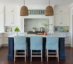 Coastal White Kitchen With Navy Blue Island Home Bunch An Interior Design Luxury Homes Blog White Coastal Kitchen Beach House Kitchens Home Kitchens