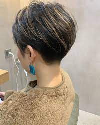 source liebeはinstagramを利用しています ハイライトの残りをいかした刈り上げフォルムスタイルです 風邪をひかないか心配ですが 後頭部にボリュームをだし かっこよいクールな印象に みみにかけても source sourceliebe 刈り上げ女子 刈り上げ 刈り上げ