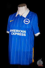 Remate fallado por solly march (brighton and hove albion) remate con la izquierda desde el lado izquierdo del. Joel Veltman