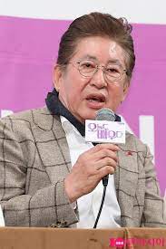 Jul 10, 2021 · 2011년 12월 25일 《개그콘서트》의 생활의 발견에서 게스트로 출연했는데, 송준근의 회사 이사이자 회장 딸이자 여자친구 역을 맡았다. Ewfirziooqgiwm