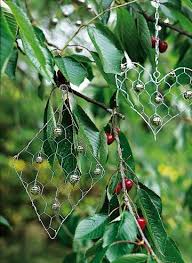 Des Suspensions Faites De Grillage Et Grelots Avec Images Epouvantail De Jardin Decoration Jardin Idees Jardin