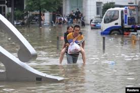 【#河南暴雨市民水中仰泳# 有司机用桶舀车中积水 】6月13日，河南濮阳，濮阳市区遭遇强降雨，城区街道变成一片泽国，多车被淹，开车如开船，#河南暴雨司机用桶舀车中积水#，还有网友拍下市民在积水中仰泳画面。 @沸点视频 l沸点视频的微博视频 De3osd J9f8jym