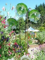 Nice 20 Truly Easy Diy Garden Art Flowers On A Budget Https Kidmagz Com 20 Truly Easy Diy Garden Art Flowers On A Glass Garden Art Garden Art Diy Garden Art