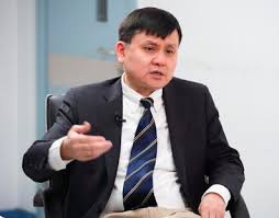 张文宏危险了。 那些针对他口诛笔伐的声浪，在网上形成一股无形的力量。 做好一个圈，等着张文宏医生往里跳。 自从疫情中发声成了网红医生，张文宏虽然经常在网上科普发言，始终谨小慎微。 乌合之众里，人红是非多。一个不小心，可能就会被浪拍死。 ç–«è‹—æŽ¥ç§çŠ¹è±«æ™®éå­˜åœ¨ å¼ æ–‡å®è¯´å‡ºå¤§å®žè¯ æ‰‹æœºæ–°æµªç½'