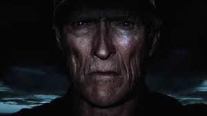 Il suo nuovo film il corriere (in originale the mule, ovvero il mulo come vengono chiamati in gergo i corrieri delle gang criminali) è basato sulla vera storia di un veterano di guerra. Il Corriere The Mule Recensione Clint Eastwood Insegue Il Tempo Perduto