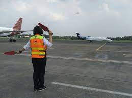 Adapun, ada beberapa syarat yang harus penuhi jika seseorang ingin menjadi juru parkir pesawat. Mengintip Profesi Marshaller Atau Tukang Parkir Pesawat Dengan Gaji Fantastis Sekolah Penerbangan Di Kediri Jawa Timur Indonesia