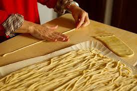 Ho scelto il condimento classico per questo mio nuovo esperimento, ma ho messo lo zampino anche li. Pici Toscani Come Si Fanno Condimenti E Ricette Curiosita