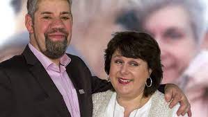 In einem interview mit der süddeutschen zeitung formuliert der. Bauer Sucht Frau Star Uwe Abel Verliebtes Foto Mit Ehefrau Iris Bunte De
