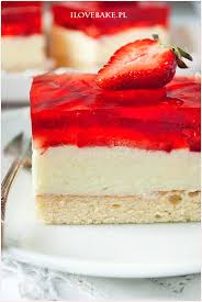 Do piany z białek stopniowo dodajemy cały czas miksując: Biszkopt Z Truskawkami I Kremem Budyniowym I Love Bake