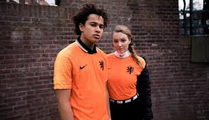 De shirts van het nederlands elftal kunnen bedrukt worden om zo jouw favoriete speler of uiteraard je eigen naam te laten bedrukken. Brengt Dit Nederlands Elftal Shirt Ons Naar Het Ek In 2020 Vrijmibro Nl