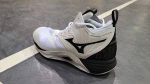 Đánh giá hiệu năng thực tế giày bóng chuyền Mizuno Wave Momentum 2 phiên bản màu trắng đen trên mặt sân thi đấu.