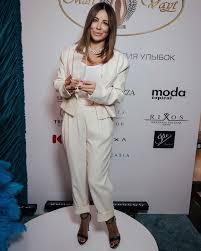 Собака чапати в инстаграм изображена на множестве фотографий. Ani Lorak Foto Instagram Anilorak Pantsuit Fashion Pants