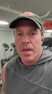 What muscles are targeted with higher versus lower foot placement