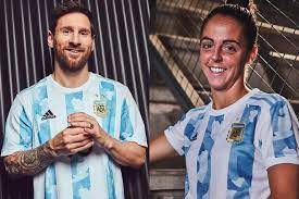 A pocas horas de los amistosos ante venezuela y marruecos, la afa presentó la nueva camiseta que utilizará la selección argentina de cara a la copa américa 2019. 2 Hvtkhdact0qm
