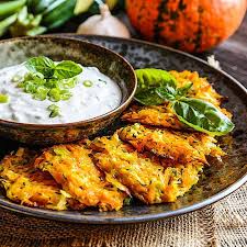 Low Carb Kurbis Zucchini Pancakes Mit Krauterquark Herzhaftes Pfannkuchen Rezept Food In 2019 Herzhafte Pfannkuchen Rezept Low Carb Kurbis Und Zucchini
