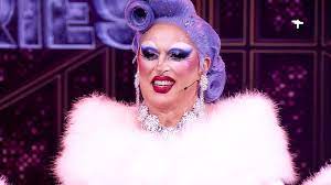 Hij had daarmee de lachers op zijn hand. Peter R De Vries Verrast Als Travestiet In Kijkcijferhit Make Up Your Mind