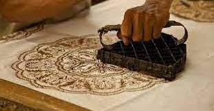 Canting berfungsi untuk menorehkan cairan malam pada sebagian pola di kain mori. Macam Macam Teknik Membatik Mikirbae Com