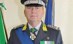 Al Generale di Corpo d'Armata GdF Michele Carbone la Civica Benemerenza con  medaglia d'oro