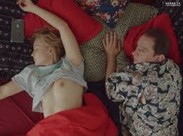 Юлия Пересильд спит с оголенной грудью