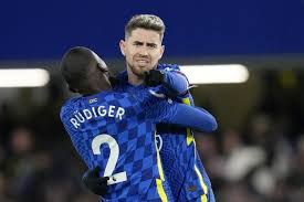 Mit den drei punkten aus watford im gepäck verteidigt chelsea die tabellenführung und geht auch als spitzenreiter ins nächste auswärtsspiel . Dlm2jdxbuo1nym