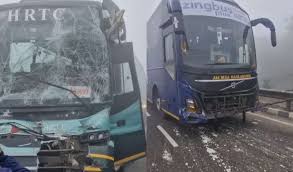 कोहरे के कारण ट्रक से टकराई वोल्वो बस, बाल-बाल बचे यात्री