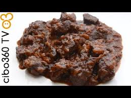 Fate fondere il lardo in una casseruola e fate dorare la cipolla. Gulasch O Gulash Ricetta Tradizionale Youtube