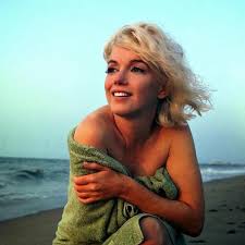 George Barris's last photo of Marilyn Monroe, taken on Santa Monica beach  on July 13, 1962 : r/OldSchoolCool