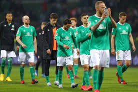 Frank baumann (born 29 october 1975) is a retired german footballer, best known for his spell at sv werder bremen, and the current sporting director of werder bremen. Werder Bremen Nach Pleite Frank Baumann Knopft Sich Flop Stars Vor Bundesliga Bild De