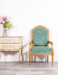 Elegante Sillon Frances Luis Xvi Data De Finales De Siglo Xix Realizado En Madera Maciza Tallada Y Pan De Oro Sillo Sillones Sillon Antiguo Sillon Frances