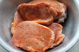 Acoperim cu o folie de aluminiu si punem la cuptor cam 20 minute.dupa aceea luam folia si lasam la rumenit. File De Porc La Cuptor Cu Usturoi Si Vin Alb Retete Culinare