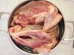 Bouillon De Poulet Maison Tres Simple Avec Une Cuisson Tres Longue 1 2 3 Degustez In 2020 Food Pork Meat