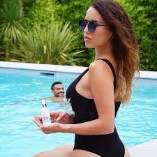 Plusieurs célébrités font le choix d'assumer leur corps après leur grossesse, faisant passer un message positif. Sponsorise Pendant Toute Ma Grossesse J Ai Utilise La Coco Slim Elle M A Permis De Garder L Elasticite De Ma Peau Et De Lutter Contre Les Vergetures Aujourd Hui Je L Utilise Encore Car C Est