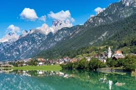 Nel comune di auronzo di cadore sono al momento presenti 225 annunci di appartamenti in vendita che rappresentano meno del 10% degli annunci di questa tipologia in tutta la provincia. Auronzo Di Cadore Una Perla Tra Le Dolomiti Borghi Storici