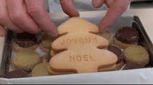 Recette petits biscuits de noël : Astuce De Chef Comment Preparer Et Decorer Des Biscuits Pour Noel Youtube