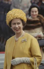 Elizabeth ii) (londres, 21 de abril de 1926) é a atual rainha do reino unido e de quinze outros estados independentes conhecidos como reinos da comunidade de nações, além de chefe da commonwealth formada por 53 estados. 1965 Queen Elizabeth Ii Arrives In Munich On An Official Visit To West Germany 27th May 1965 Photo By Paul Sch Queen Elizabeth Queen Elizabeth Ii Queen Hat
