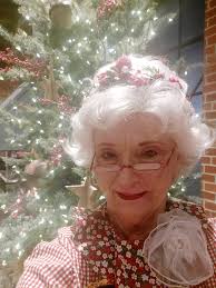 Is anyone looking to host a free community event with pictures with Mr. and  Mrs. Claus in Sweet Home, Oregon?